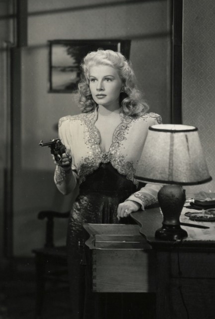 Pointer Portico Narkoman Pulp International - 1942 promo image of actress Irene Manning